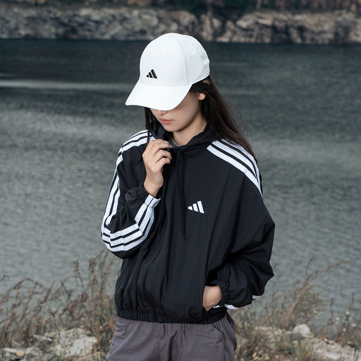 阿迪达斯外套女官方正品运动服春季新款宽松休闲上衣女款连帽夹克
