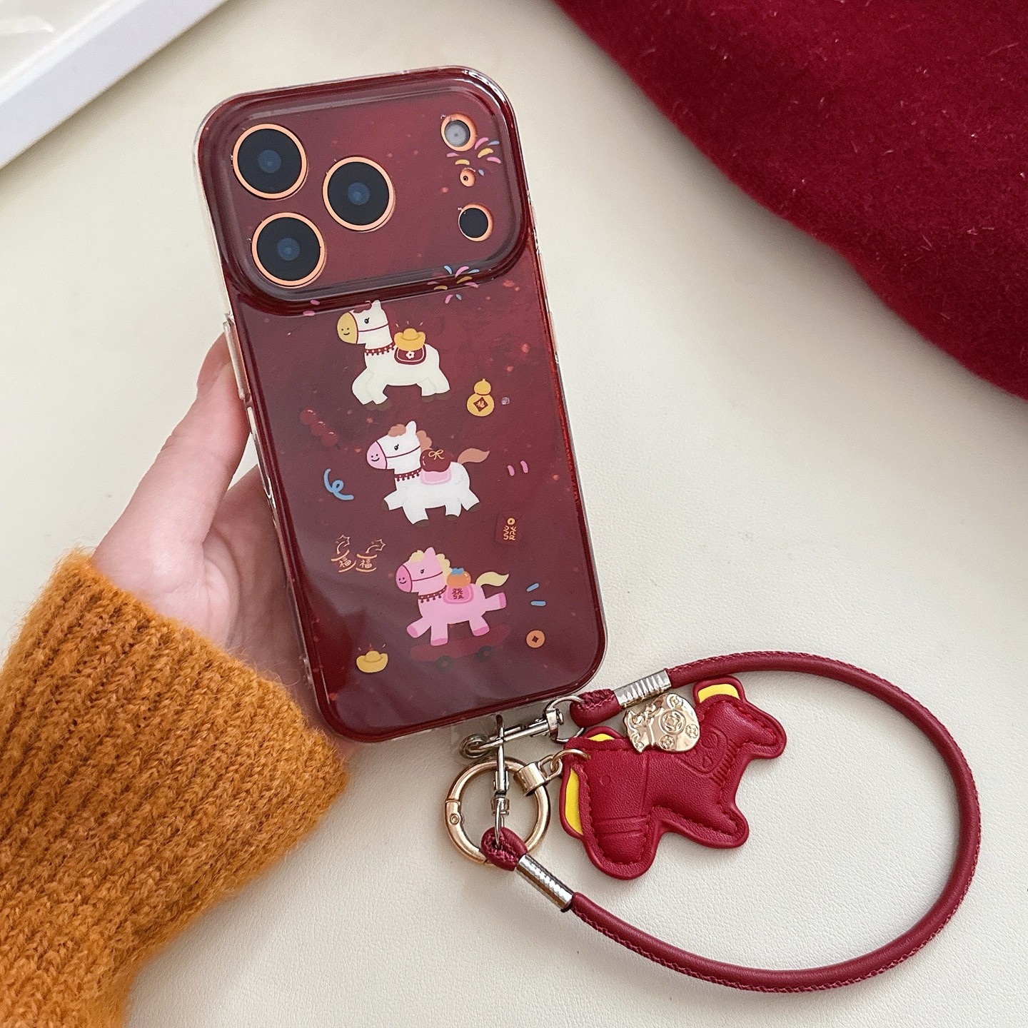 新款简约2026年新年马图案适用苹果iPhone17promax本命年红色手机壳可爱卡通小马透明边16/15保护套带挂绳女