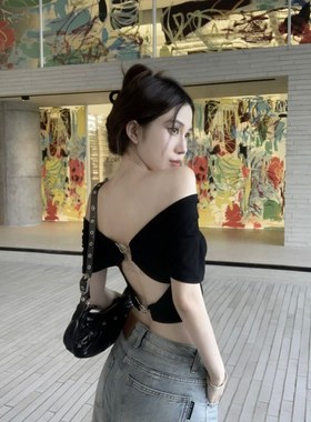 辣妹黑色露背环扣一字肩短袖T恤女夏季修身显瘦百搭短款露肩上衣
