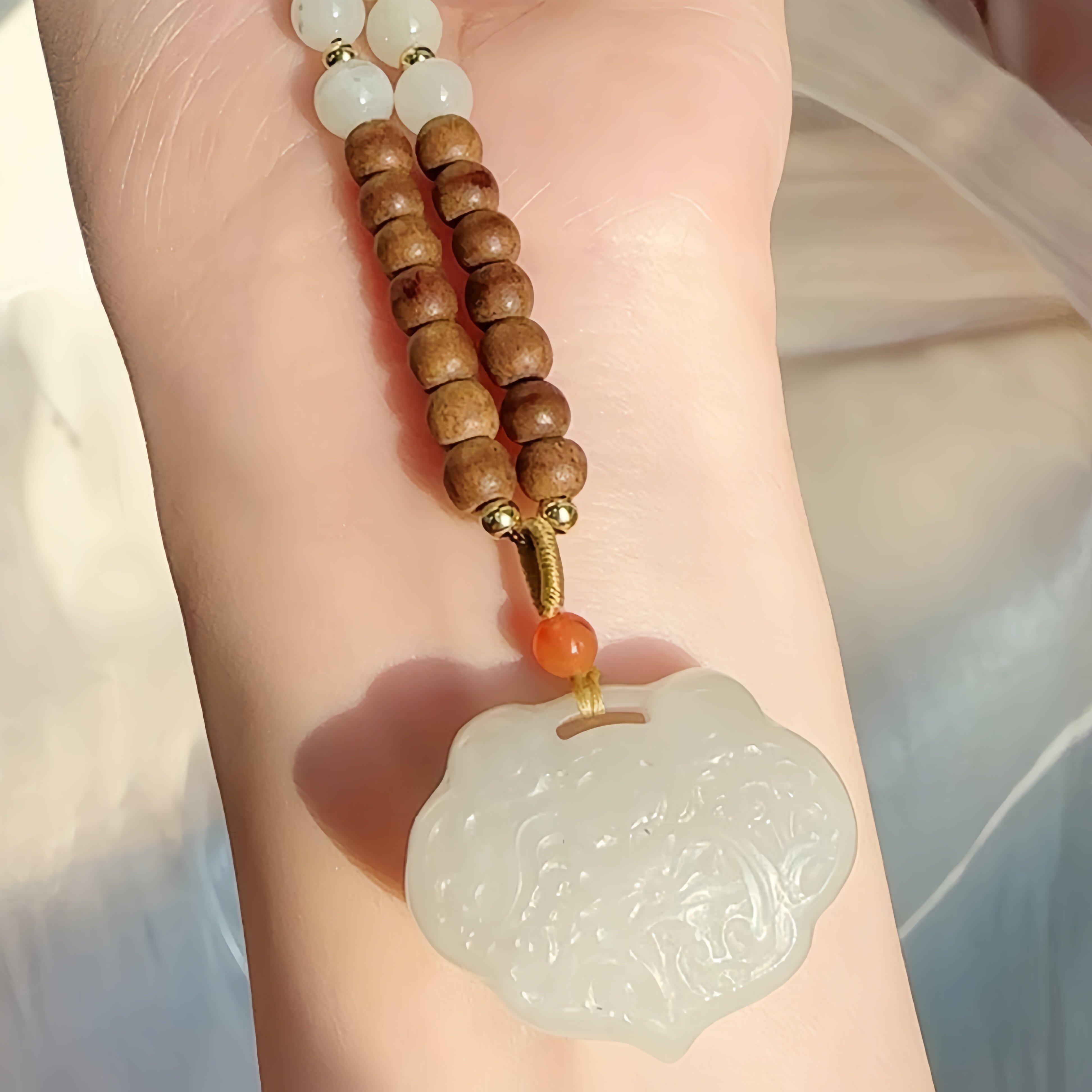 和田玉白玉吊坠平安如意锁吊坠双面雕刻檀木挂绳时尚小众送女朋友