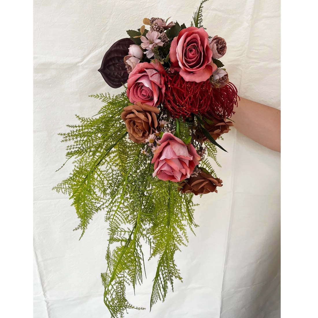 红色水滴形花束结婚花高端仿真闺蜜520婚礼礼物影楼摄影手捧花