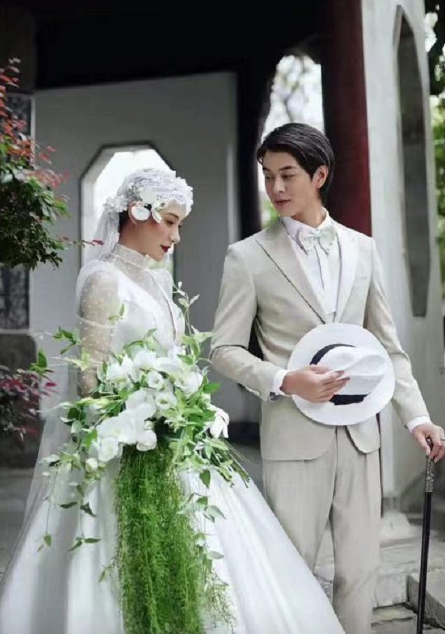 韩式写真韩系手捧唯美森系旅拍草坪水滴婚礼瀑布垂臂新娘手捧花束