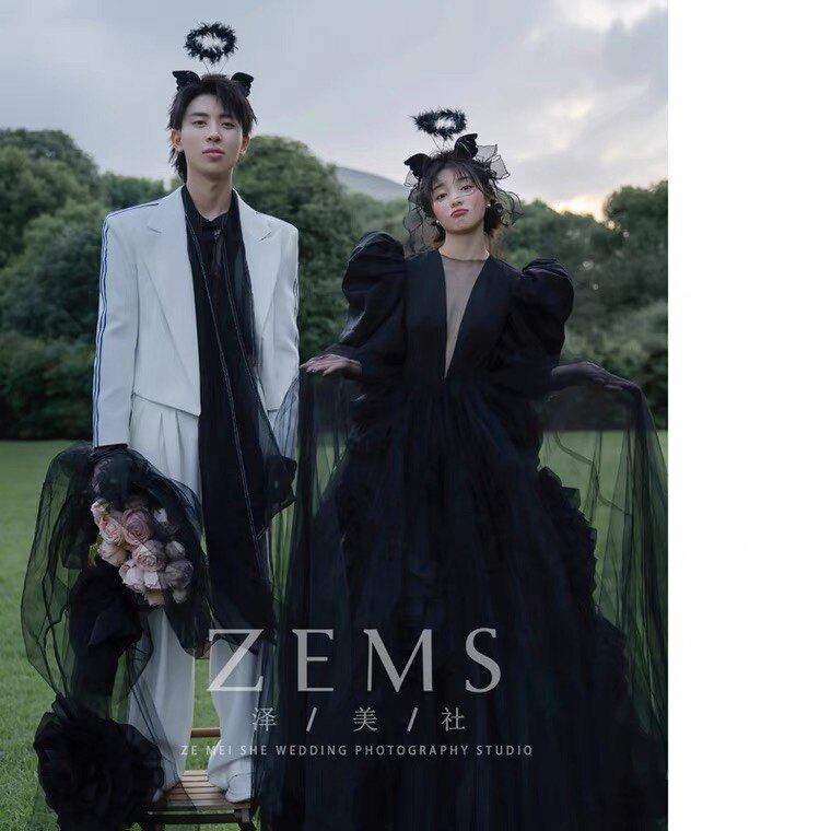 新婚纱摄影外景旅拍黑色主题拍摄道具头纱天使翅膀发箍粉色手捧花