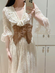白马公主 法式复古重工蕾丝v领连衣裙麂皮鱼骨腰封套装