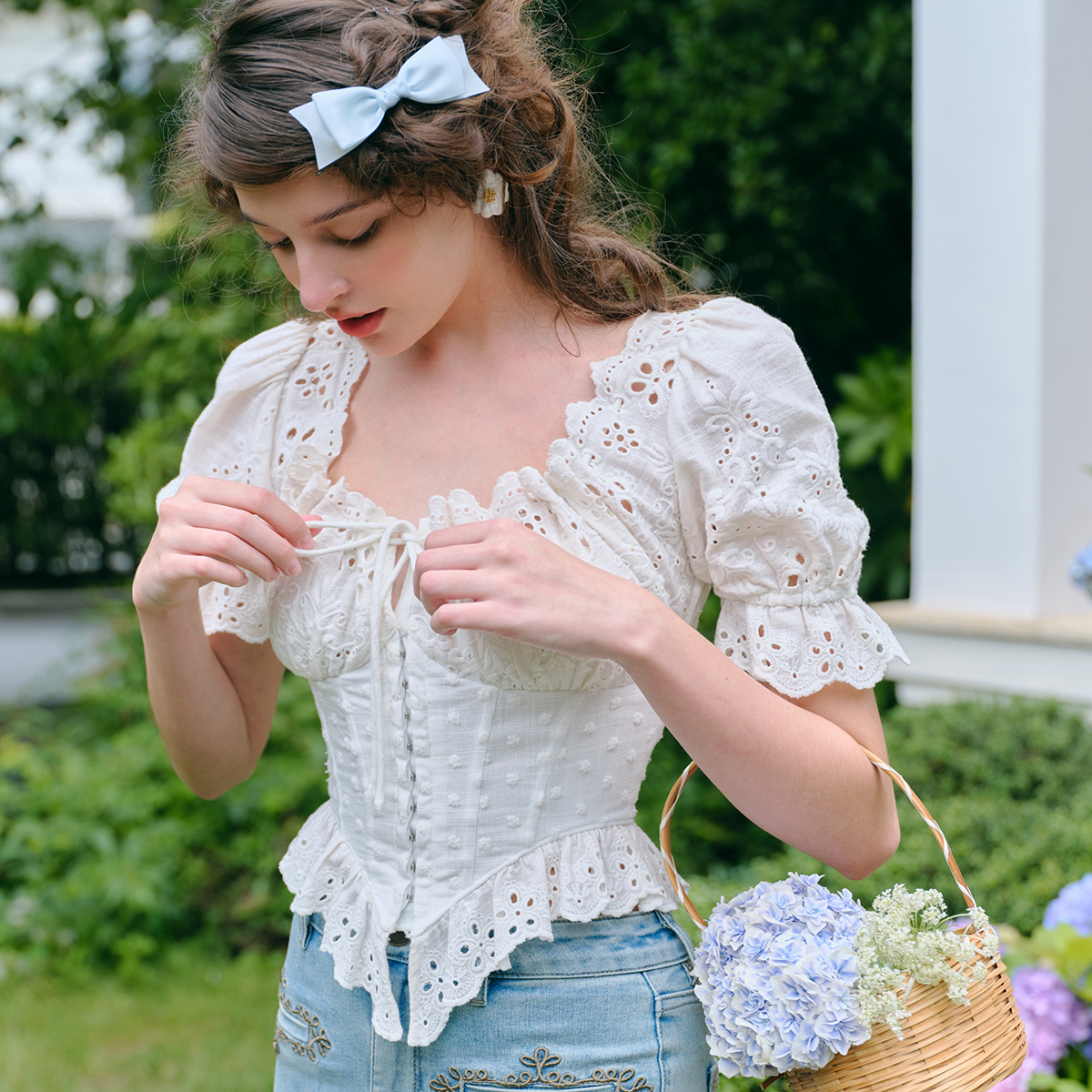 LaceMade 纸浮雕 法式复古镂空刺绣白色鱼骨衬衫上衣百搭胸衣