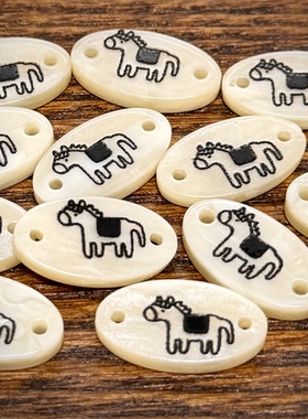 卡通黑色小马衣标树脂纽扣装饰品服装辅料项链首饰标牌仿贝壳扣子