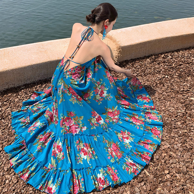 法式蓝色碎花露背挂脖连衣裙女夏季海边度假风收腰绝美沙滩长裙子