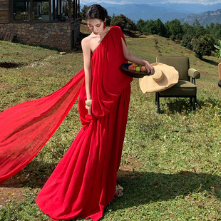 大西北沙漠度假风绝美斜肩褶皱抹胸飘逸红色晨袍拖尾礼服长裙