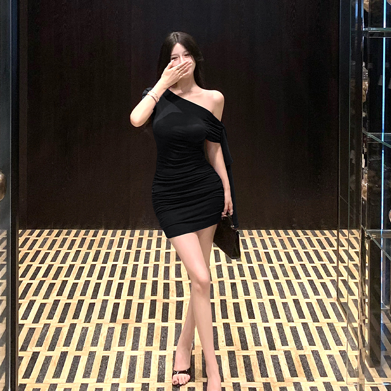 2025夏新一字肩斜肩纯色连衣裙女高级感无袖包臀短裙纯欲辣妹