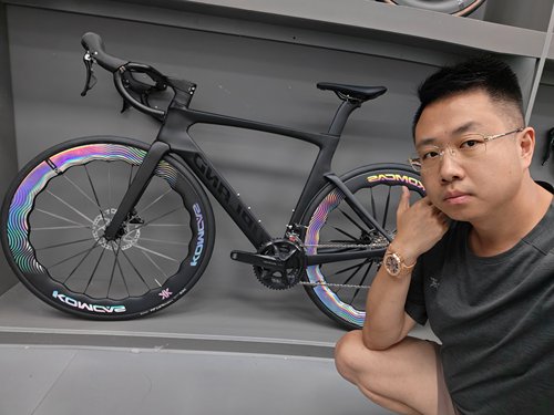 老刘只懂车UPLAND阿普兰r70碳纤维公路车KOMCAS七彩祥云碳辐条轮