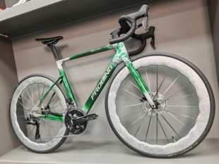 25款滚石T1000碳纤维公路车蛇年定制冰冻银绿色一体碳把电子变速