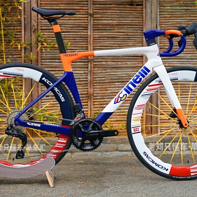 意大利Cinelli PRESSURE气动碳纤维公路车105电变KOMCAS酱香碳轮