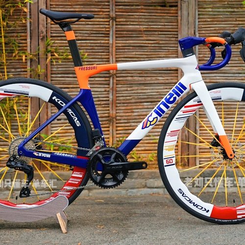 意大利Cinelli PRESSURE气动碳纤维公路车105电变KOMCAS酱香碳轮