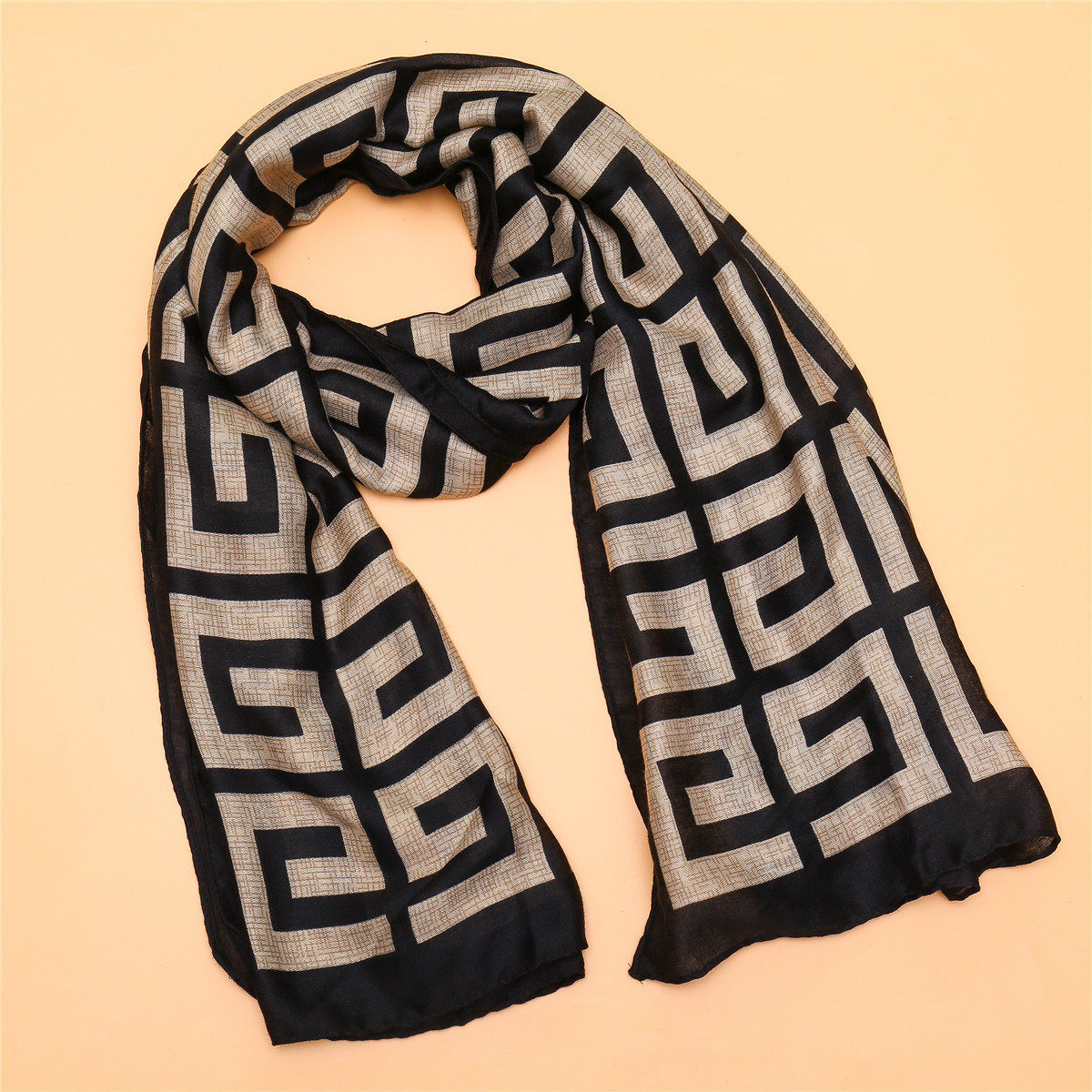亚马逊2025春秋季新款复古风黑白迷宫格图案两用围巾披肩时尚女士