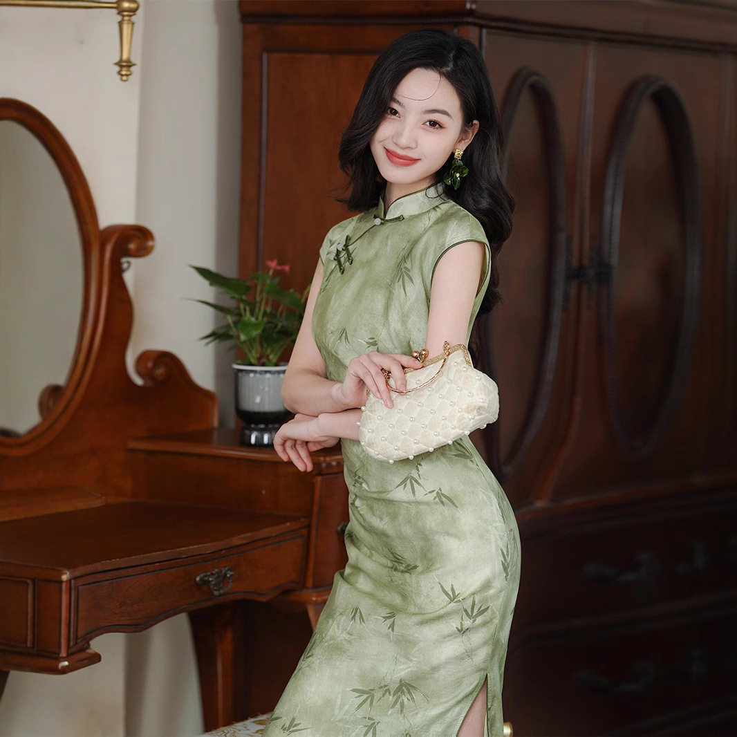 新中式改良绿色旗袍感竹叶2026苏州夏女新款天丝日常素雅无袖礼服