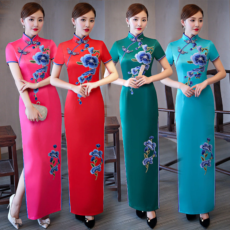 旗袍演出服中老年2026夏季新款缎面汉服绣花妈妈连衣裙大码走秀