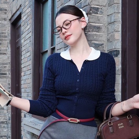 麻花显瘦撞色miu系上衣娃娃领