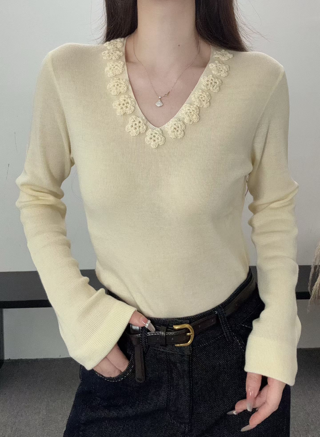 正版 欧货秋季新款纯色高级质感上衣鸡心领立体花朵长袖针织毛衣