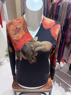 洋气妈妈装秋冬短款气质印花羊毛衫女中老年宽松V领打底针织毛衣