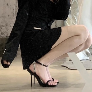 性感细跟方头露趾一字带罗马凉鞋 aw水钻字母高跟鞋 女 新款 2025夏季