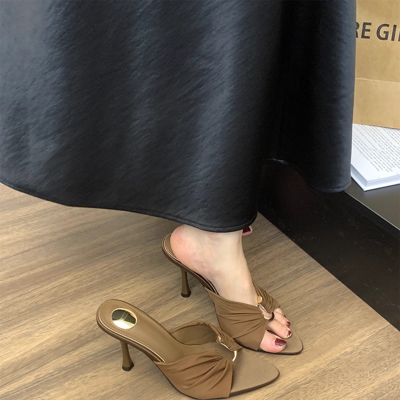 细跟金属扣尖头高跟鞋2025夏新款