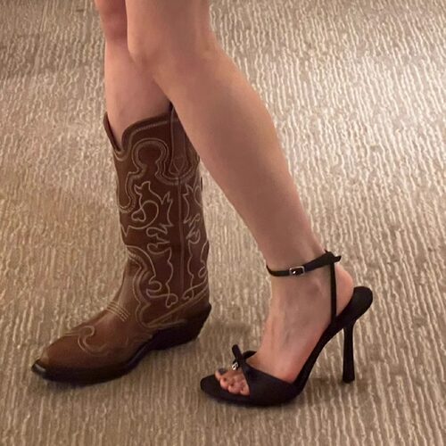 细跟一字带扣露趾字母水钻高跟鞋