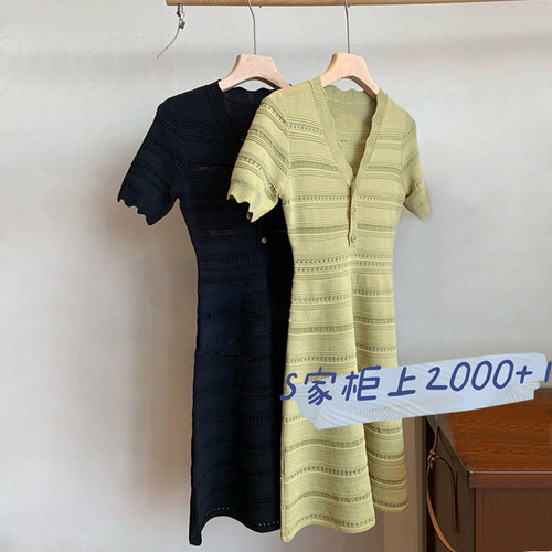 波浪V领纯色针织裙重工钩花镂空
