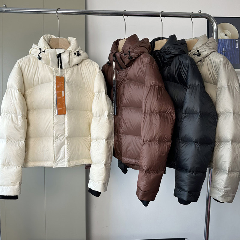 水晶亮面泡芙轻盈朵绒四格羽绒服