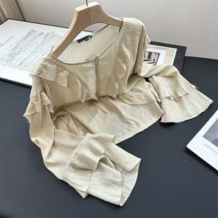 打破传统呆板与单调！法式荷叶边米色棉麻混纺圆领长袖衬衫女上衣