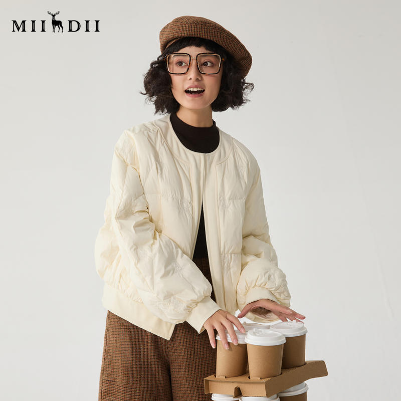 谜底白色羽绒服女简约圆领短款鸭绒244MY1535