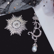 Crown Pearl Mặt dây chuyền rhinestone B thư hiển thị lĩnh vực flash khoan phù hợp với trâm cài pin trâm cài không khí sang trọng Hàn Quốc - Trâm cài