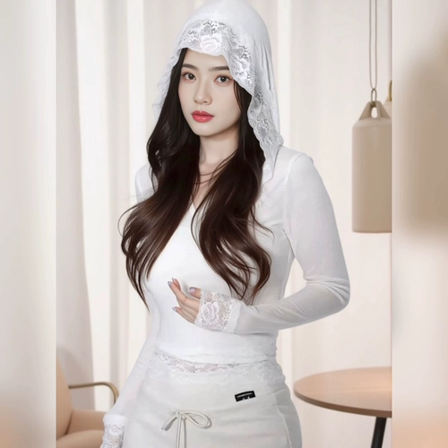 Белая кружевная приятная телу демисезонная короткая футболка с капюшоном, облегающий крой