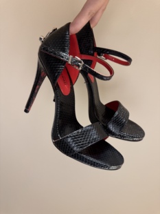 复古25新款真皮一字带高跟鞋女凉鞋CP宝剑权杖黑色复古利刃红底鞋