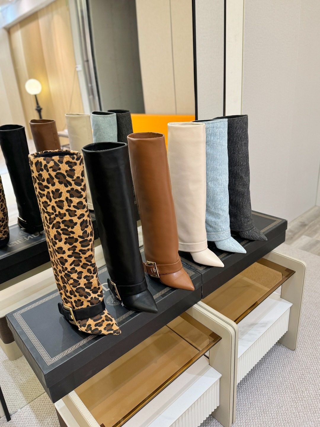 显小004欧美风2025新款尖头细跟金属铆钉机车走秀女靴