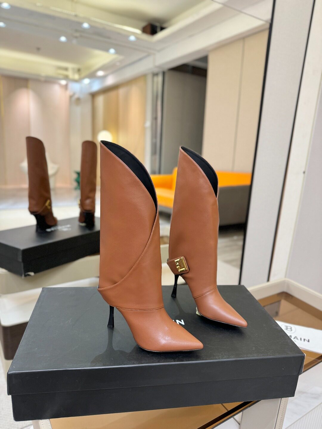 我 我欧美风2025新款圆头粗跟金属铆钉机车走秀女靴时尚