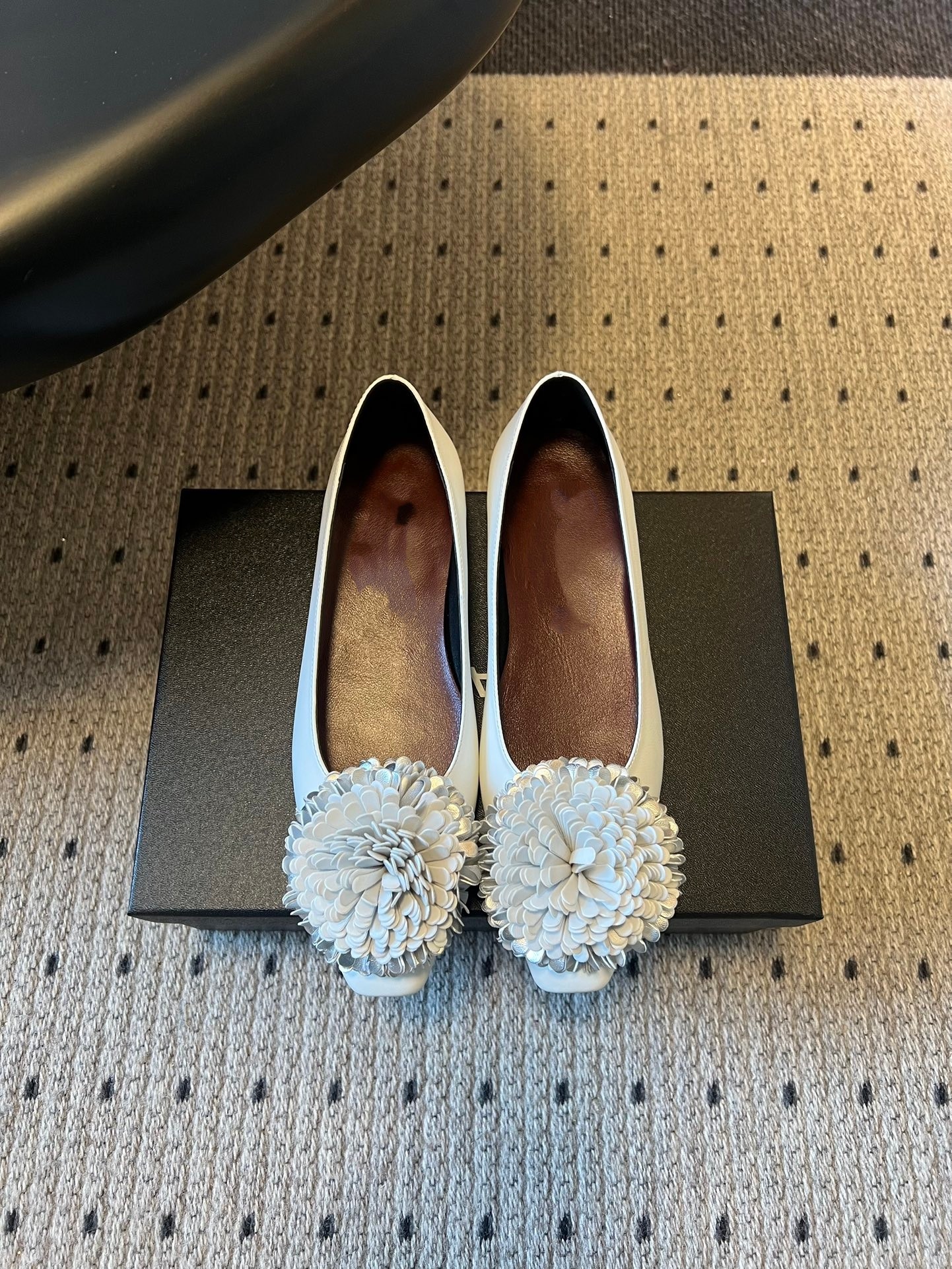 欧洲站高端定制版欧美风20256新款圆头粗跟金属铆钉机车走秀女靴