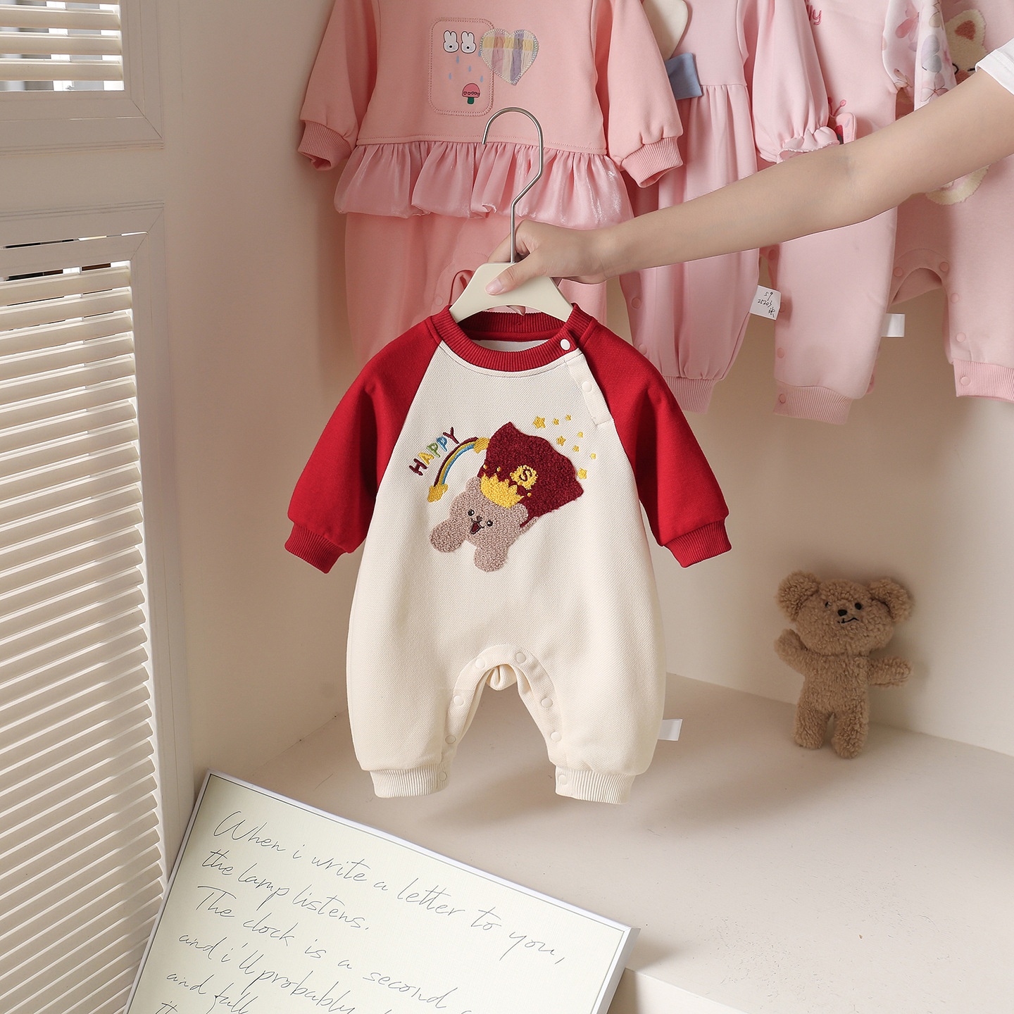 新生儿衣服秋季新款卡通可爱宝宝连体衣满月周岁披风超人外出服