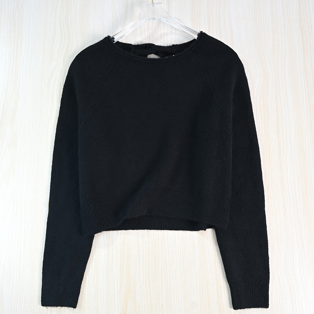 软糯镂空圆领短款插肩长袖针织衫