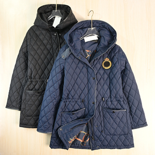 思琪女装261/5 美国单菱格绗缝软皮包边连帽抽绳收腰中长款棉服