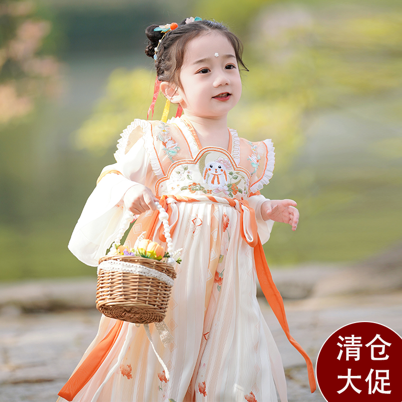 女童中国风汉服演出前