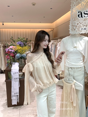 as正品十三行26春新款法式风斜领露肩喇叭袖小衫女设计感飘带上衣