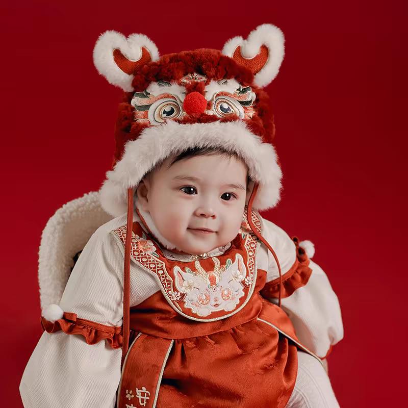 婴幼儿加绒喜庆小龙帽冬季护耳加厚防风男女宝宝满月百天周岁帽子