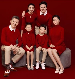2023新款影楼全家福主题摄影服家庭装一家6口拍照红色毛衣亲子装