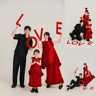 2026拍照亲子装红色国风连衣裙一家三口影楼摄影服装荷叶边主题