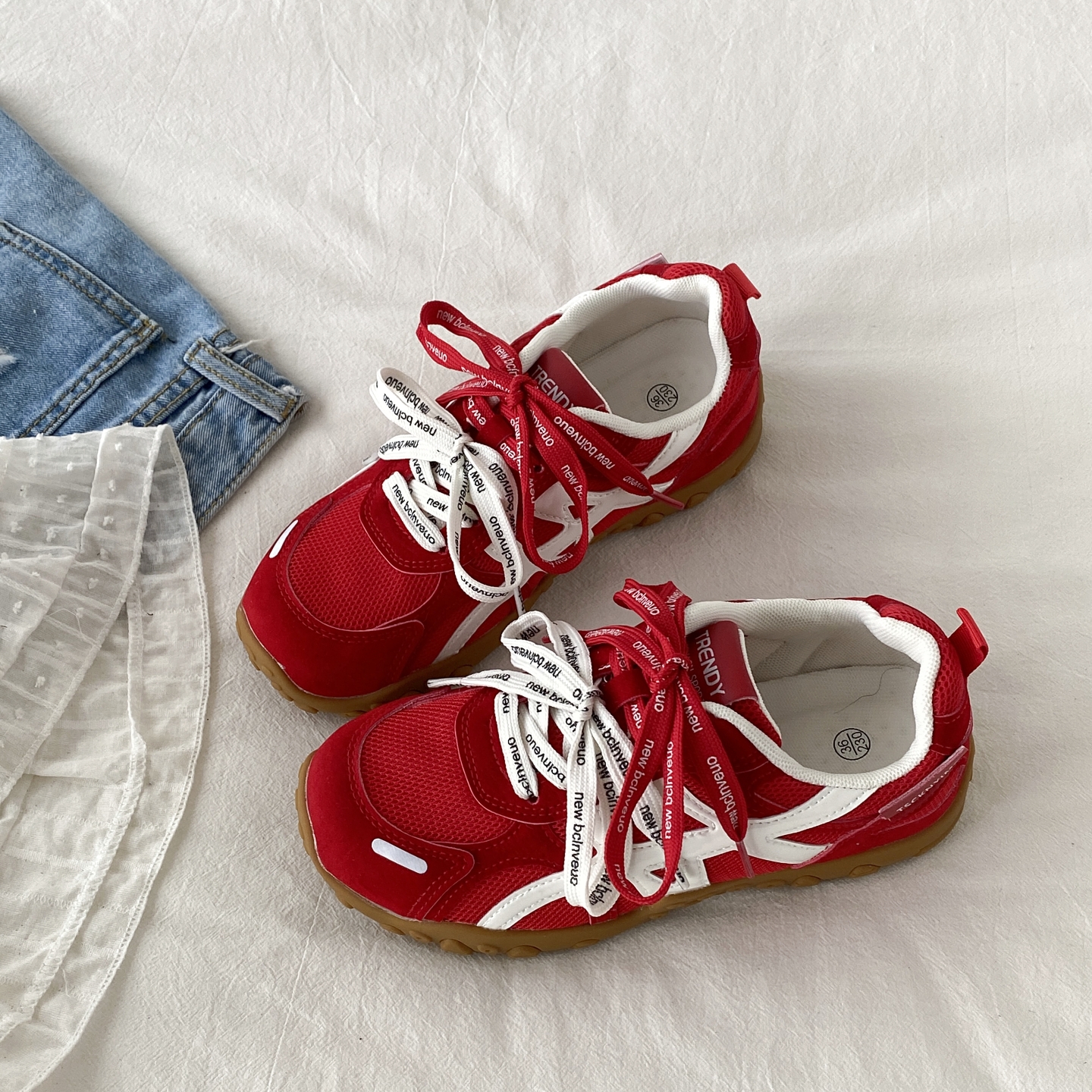 红色网面透气德训鞋户外运动鞋子