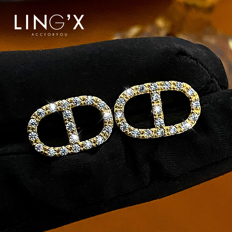 玲秀CD小款迷你款字母镶钻耳钉猪鼻子轻奢小香风黄铜电镀真金耳环