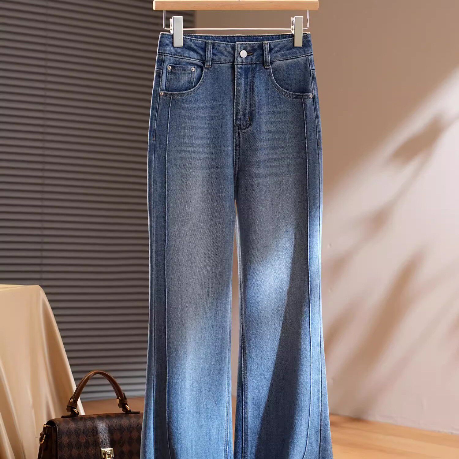 潮牌版型超好看高腰修身牛仔微喇叭裤女时尚新款浅蓝色显瘦不贴腿