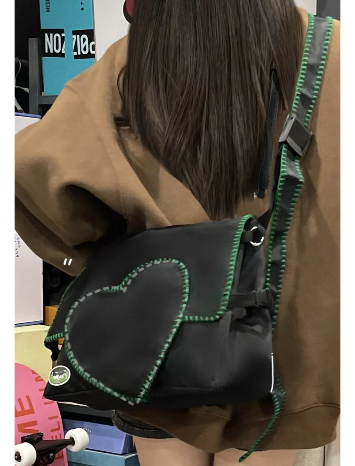 2022秋冬新款小众设计锁边装饰爱心形日系大容量邮差包单肩斜挎包