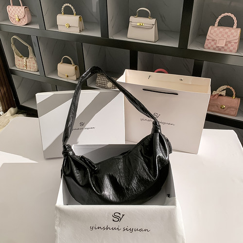 冬日简约饺子包时尚牛角包