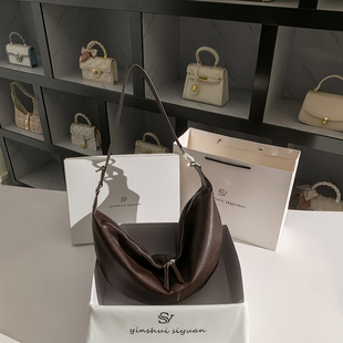 日常勒梅尔风单肩斜挎牛角包复古小众设计大容量可颂腋下包大包包